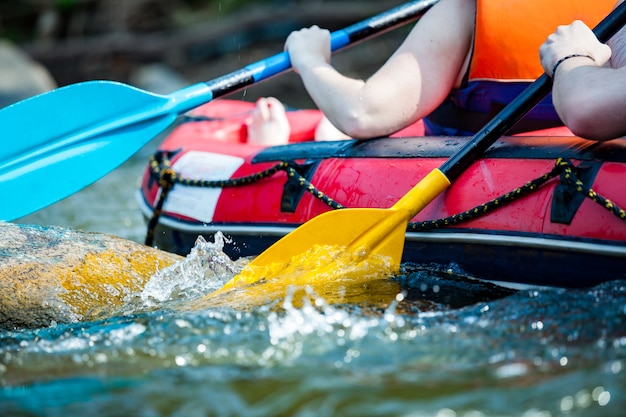 Raften in een rivier. Detailopname