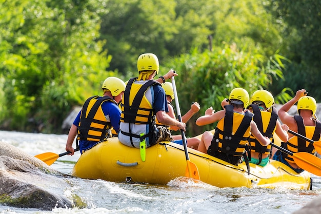 Raftingteam, extreme watersport in de zomer