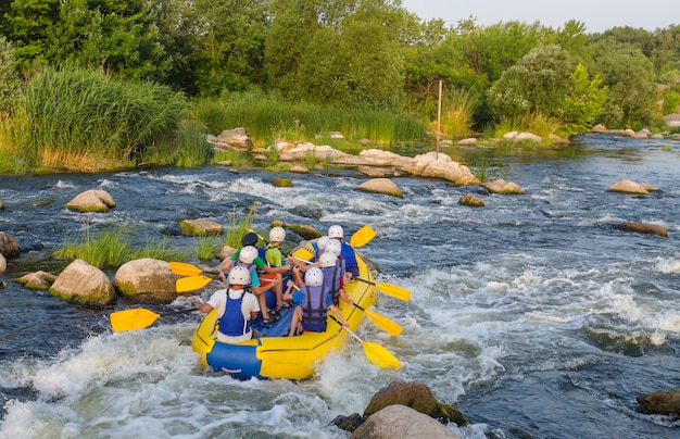 Raftingteam, extreme watersport in de zomer