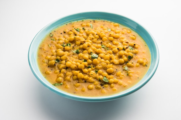 Ragda is de indiase curry gemaakt met gedroogde witte erwten geserveerd in een kom. het is smaakvolle, licht pittige en pittige curry, meestal geserveerd met een aardappelkotelet genaamd pattice