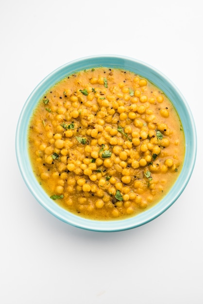 Photo ragda is the indian curry made with dried white peas served in a bowl. it's flavorful, slightly tangy and spicy curry usually served with a potato cutlet called pattice