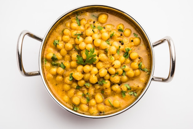 Ragda is the indian curry made with dried white peas served in\
a bowl. it\'s flavorful, slightly tangy and spicy curry usually\
served with&a potato cutlet called pattice