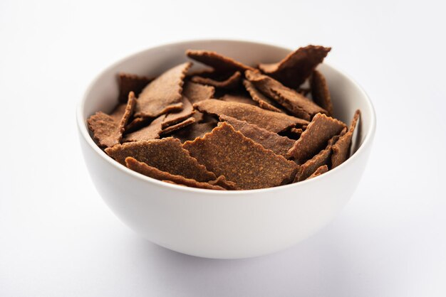 Photo ragi chips or nachni or finger millet wafers indian healthy snack