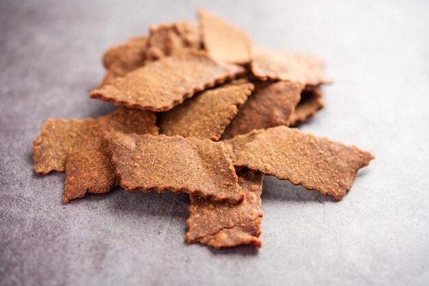 Photo ragi chips or nachni or finger millet wafers indian healthy snack