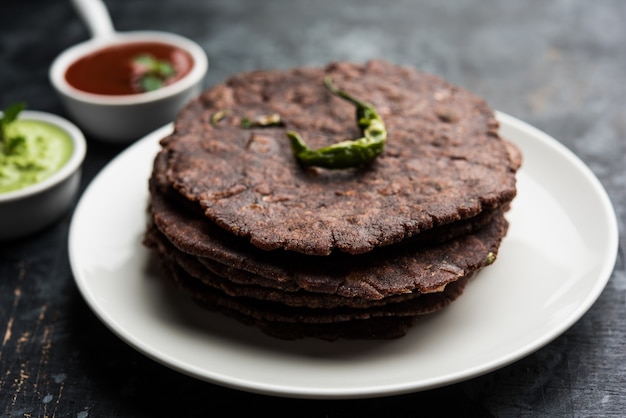 シコクビエを使用して作られたラギロティまたはフラットブレッドは、インドのカルナータカ州の健康的でおいしい朝食料理です。緑の唐辛子とチャツネを添えて。セレクティブフォーカス