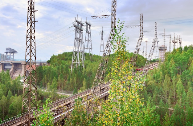 エニセイ川最大の発電所のダムを通って船を持ち上げるための高架道路。 Divnogorsk、シベリア、ロシア