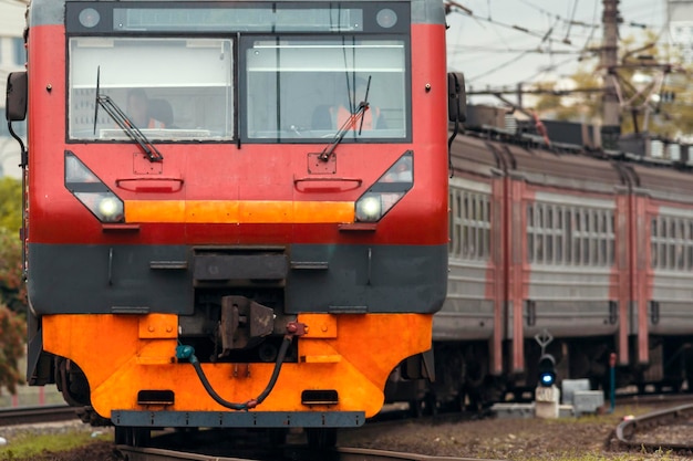 Железнодорожный путь - большой железный красный - пассажирский поезд, телефото снимок