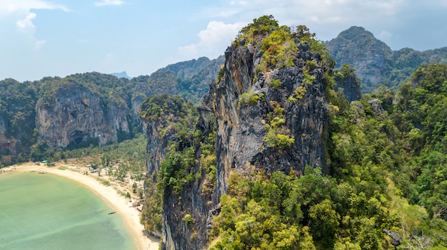 Photo railay beach in thailand, krabi province, aerial bird's view of tropical railay and pranang beaches with rocks and palm trees, coastline of andaman sea from above