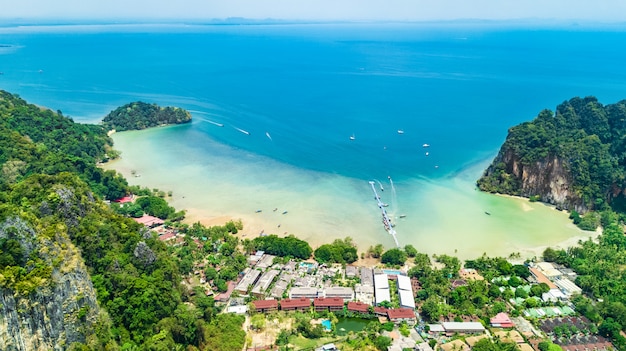 Foto spiaggia di railay in tailandia, provincia di krabi, veduta aerea delle spiagge tropicali di railay e pranang e costa del mare delle andamane dall'alto