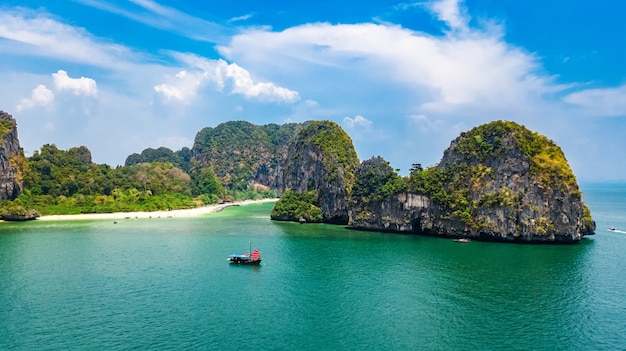 Spiaggia di railay in tailandia, provincia di krabi, veduta aerea delle spiagge tropicali di railay e pranang e costa del mare delle andamane dall'alto