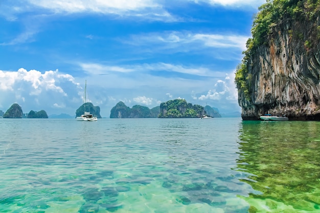 태국, 크라비 지방의 Railay 해변, 바위와 야자수가있는 열대 Railay 및 Pranang 해변의 전망, 안다만 해의 해안선
