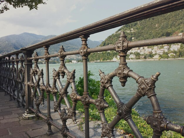 Foto railing da fiume contro le montagne