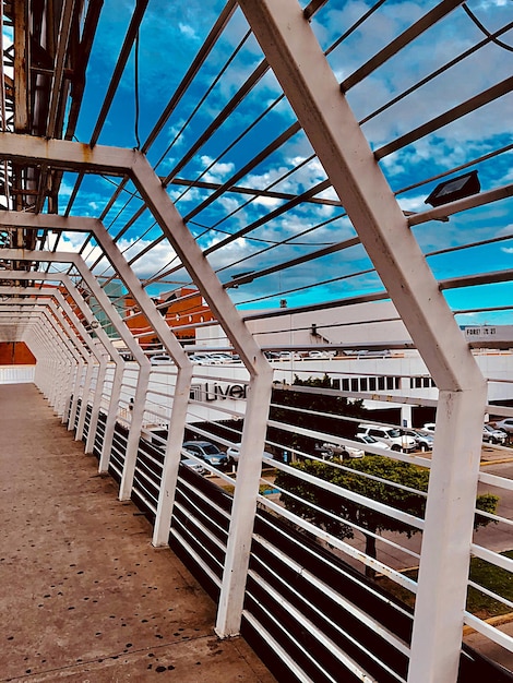 Railing op een overdekte brug