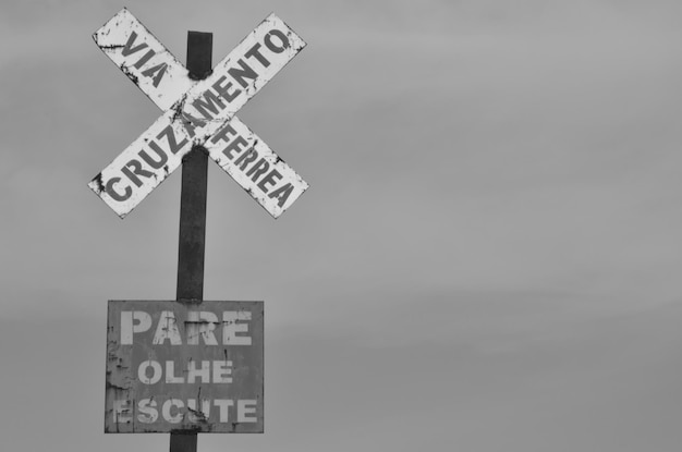 Foto segno di attraversamento ferroviario contro il cielo