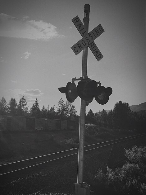 Photo railroad crossing sign by railroad track