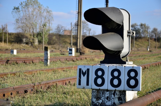 Segno della ferrovia con lo sfondo della ferrovia