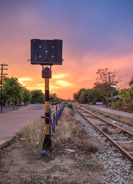 Сигнальный столб железной дороги в сельской местности