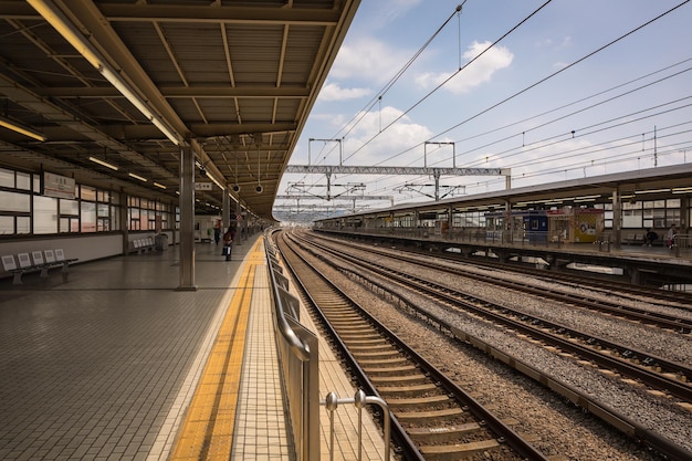 空に照らされた鉄道駅のプラットフォーム