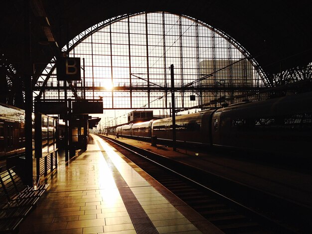 Foto piattaforma della stazione ferroviaria contro il cielo