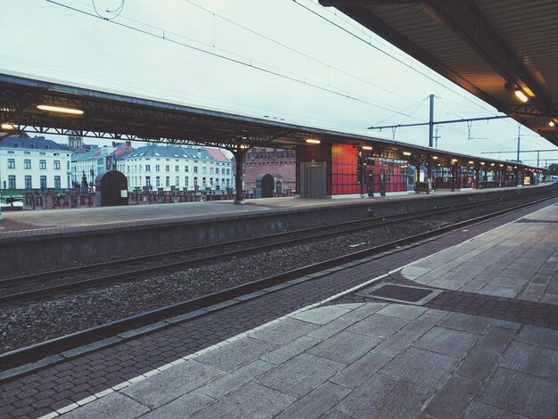 写真 空の向こうの鉄道駅のプラットフォーム