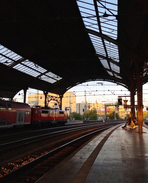 Photo railroad station platform in city against sky