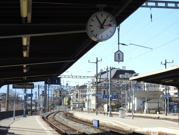 Foto piattaforma della stazione ferroviaria in città