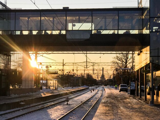 Foto la piattaforma della stazione ferroviaria durante l'inverno