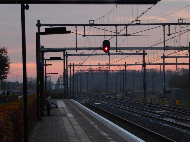 Photo railroad station platform at sunrise