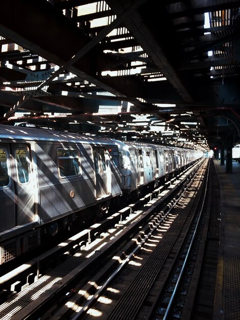 写真 鉄道駅のプラットフォーム