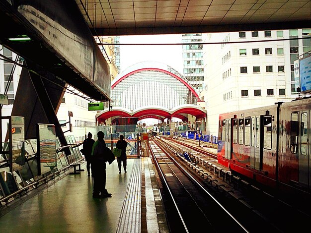 写真 鉄道駅のプラットフォーム