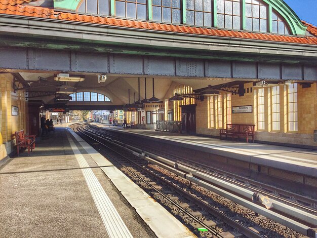 写真 鉄道駅のプラットフォーム