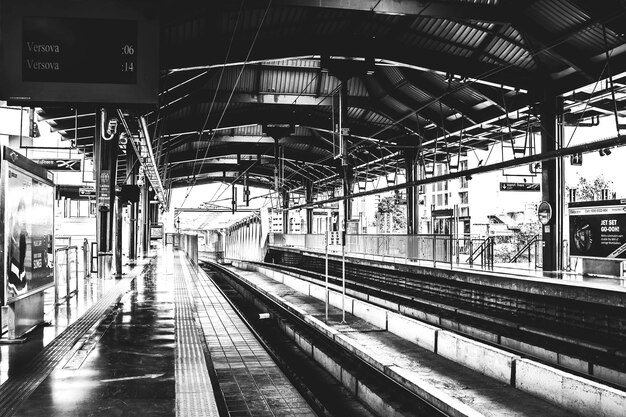 Foto piazza della stazione ferroviaria