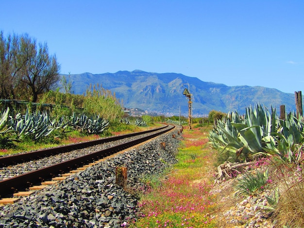 Photo railroad track against clear blue sky