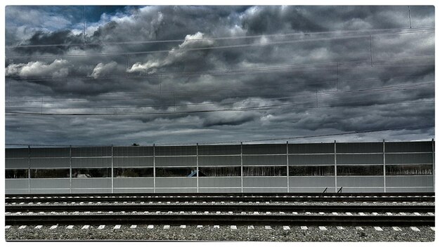 Foto traccia ferroviaria contro un cielo nuvoloso