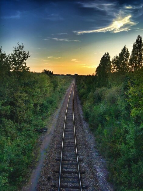 写真 日没時の鉄道線路