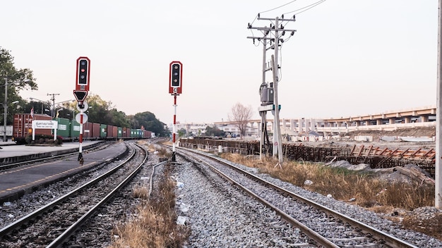 Binario ferroviario in campagna segno in nome tailandese stazione di bangsue