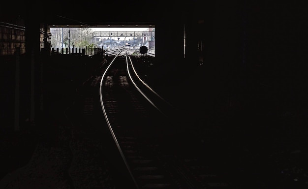 Foto traccia ferroviaria che conduce al tunnel