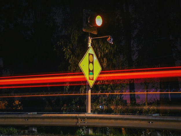 Foto traccia ferroviaria di notte