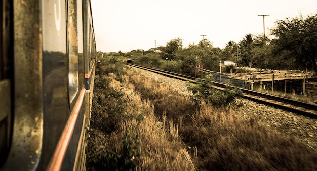 Photo railroad track passing through field