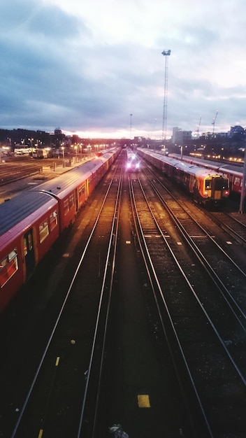 Photo railroad track at sunset