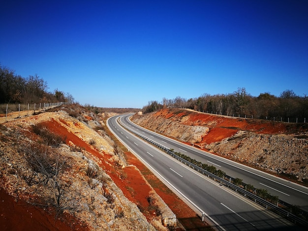 Photo railroad tracks against clear blue sky