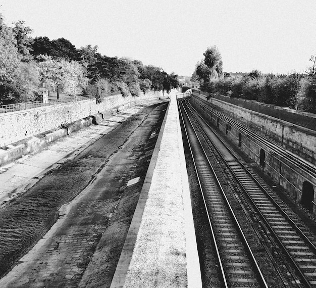 Photo railroad tracks against clear sky