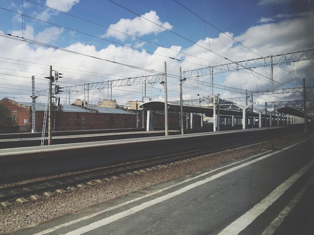 Photo railroad tracks against cloudy sky