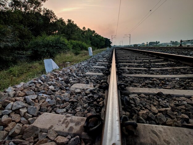 Foto tracce ferroviarie contro il cielo durante il tramonto