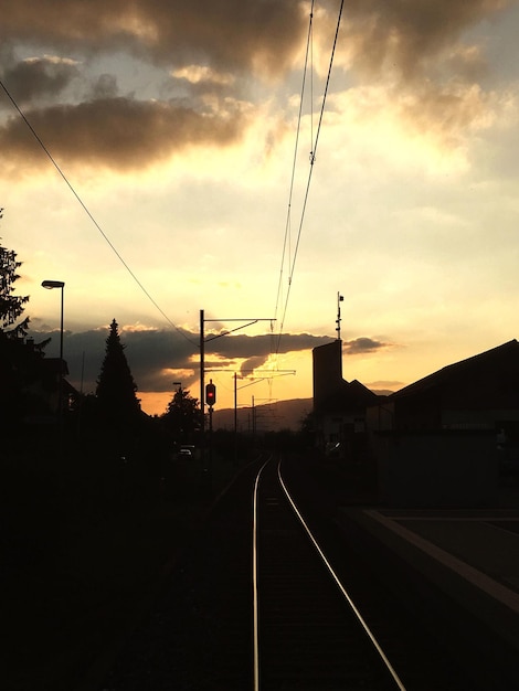 Foto tracce ferroviarie contro il cielo durante il tramonto