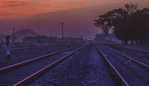 Foto tracce ferroviarie contro il cielo durante il tramonto