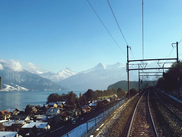 写真 冬の空に照らされた鉄道線路