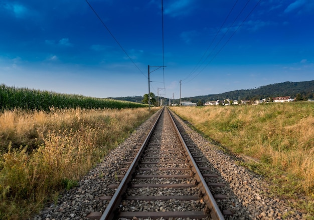 空に照らされた鉄道線路