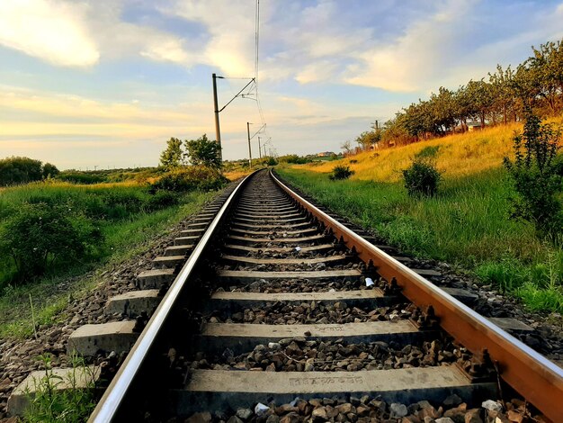 Foto i binari della ferrovia contro il cielo