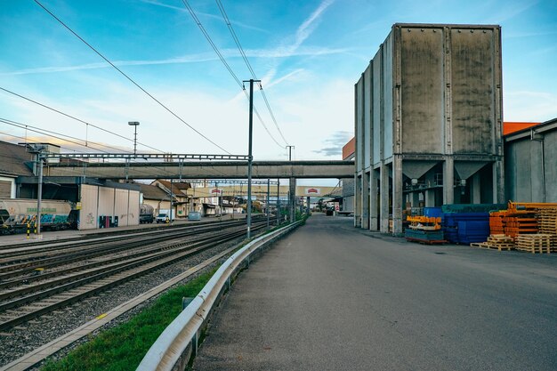 写真 空に照らされた鉄道線路